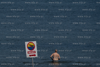 Sopot. Tłum na plaży. Nz. Zakaz kąpieli. 12.08.2023...