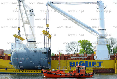 Port w Gdansku. Przeladunek elementu urzadzenia do...