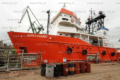 Stocznia Gdanska w niedziele. n/z statek zaopatrzeniowy...