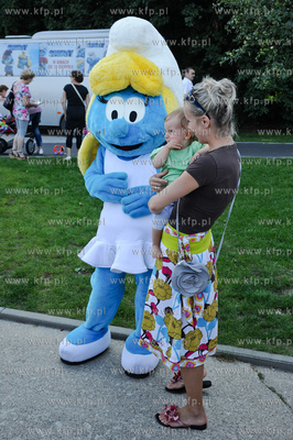 Gdynia. Bulwar nadmorski. Akcja promocyjna filmu Smerfy,...