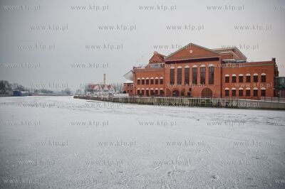 Gdansk. Niskie temperatury skuly lodem wody Motlawy....