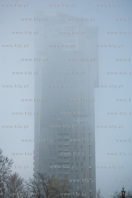 Gdynia. Wiezowiec Sea Tower tonacy we mgle. 
15.04.2012
fot....