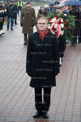 Gdynia. Zlozenie kwiatow na plycie Pomniku Marynarza...