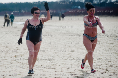 Gdansk. Plaza w Jelitkowie. Niedzielna kapiel gdanskich...
