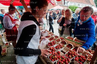 Gdansk. Plac przed siedziba Polskiego Zwiazku Wedkarskiego...