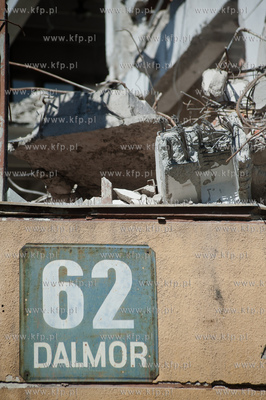 Gdynia. Wyburzanie jednego z budynkuw Dalmoru przy...