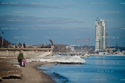 Sloneczny, zimowy dzien na plazy w Gdyni.
08.02.2014
fot....