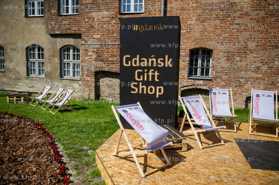 Gdansk. Skwer miedzy ulica Mariacka, a Sw. Ducha. Prezentacja...