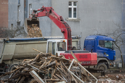 Gdansk. Rozbiorka budynku dawnej przychodni przy ulicy...