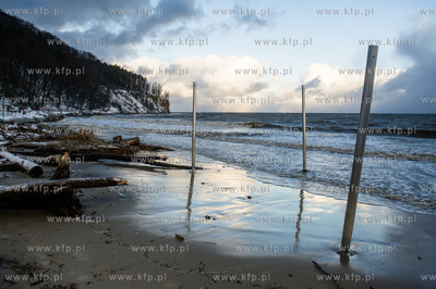 Gdynia. Orłowo. Skutki nocnego sztormu na Bałtyku....