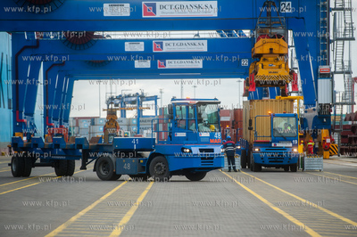Gdańsk. Terminal kontenerowy DCT. 04.12.2017 fot....