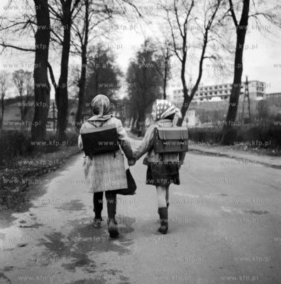 Dzieci w Zukowie na Kaszubach ida do szkoly szosa od...