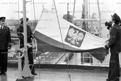 Podniesienie bandery na drobnicowcu Polskich Lini Oceanicznych...
