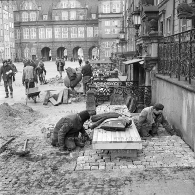 Montaż na Długim Targu w Gdańsku przez pracowników...