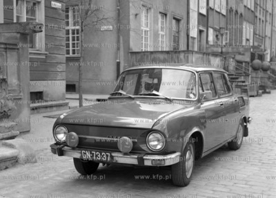Samochód Skoda s100 stoi na ulicy Mariackiej w Gdańsku....