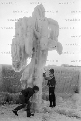 Oblodzone nabrzeże basenu jachtowego w Gdyni. 
7.02.1986
2luty86_z.kosycarz_p11
Fot....