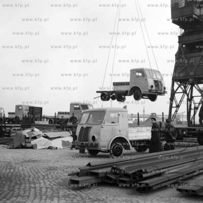 Załadunek samochodów przeznaczonych na eksport na...