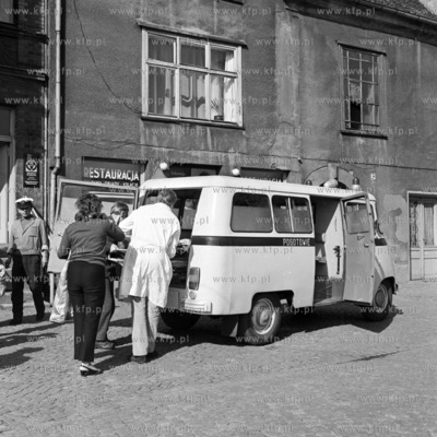 Interwencja pogotowia ratunkowego przed restauracją....