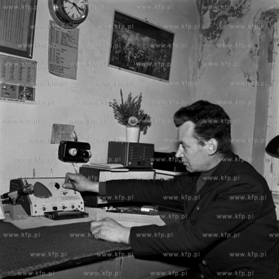 Pracownik latarni morskiej przy obsłudze radiostacji...