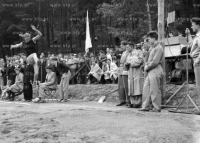 Skok w dal na zawodach sportowych. (lata60). 1963 0007972z...