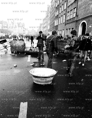 Gdansk. Stan Wojenny. Starcia z milicja. Nz. starcia...
