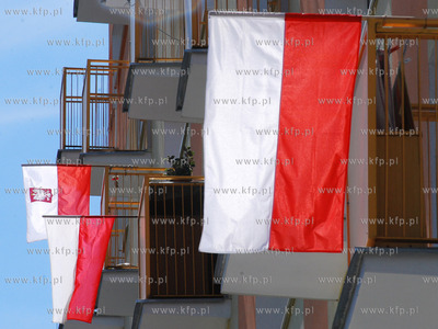Dzien Flagi Rzeczypospolitej Polskiej. Nz.flagi wywieszone...