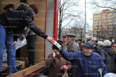 Szczecin. Hodowcy bydla przed jednym ze szczecinskich...