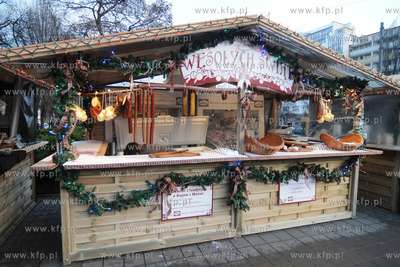 Gdynia. Jarmark swiateczny na Skwerze Kosciuszki uzbiegu...