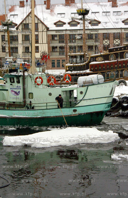 Sparalizowany przez zator lodowy port w Ustce.
27.01.2010
fot....