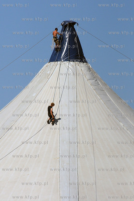 Na plazy w Srodmiesciu Gdynitrwa montaz gigantycznego...
