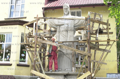 Z centrum Ustki wywieziono ponad 6 metrowy pomnik Chrystusa...