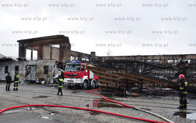 Gdansk. Dogaszanie pozaru na terenie Stoczni Gdanskiej...