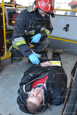 Gdynia. Molo Poludniowe. Pokaz ratownictwa medycznego...