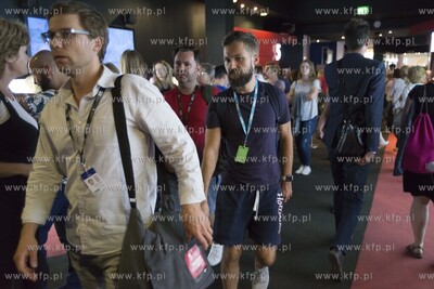 43. Festiwalu Polskich Filmów Fabularnych. Tłum przed...