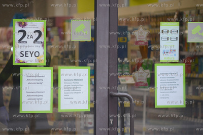 Gdynia. Srodki ostroznosci w zwiazku z pandemia koronawirusa...