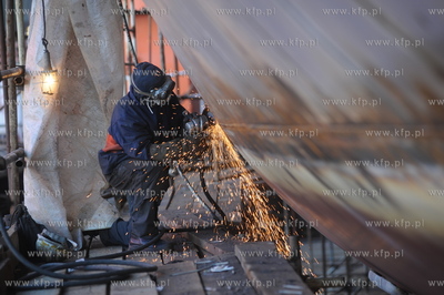 Stocznia Gdansk. Robotnik pracujacy szlifierka.
26.05.2009
fot....