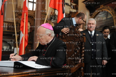 Po katastrofie lotniczej, w ktorej zginela m.in. para...