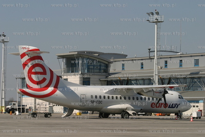 Port lotniczy w Gdansku Rebiechowie. Przed terminalem...