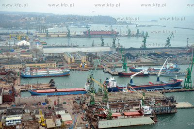 Widok z Sea Towers na port i stocznie remontowa Nauta...