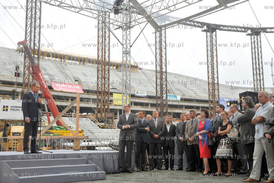 Zawieszenie wiechy na budowanym stadionie PGN Arena...
