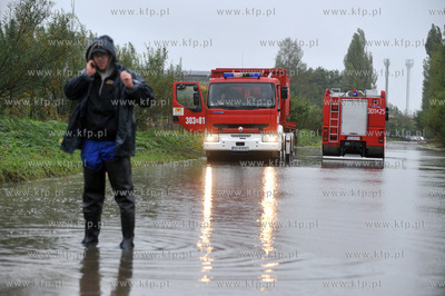 W wyniku dlugotrwalego opadu deszczu zalana zostala...