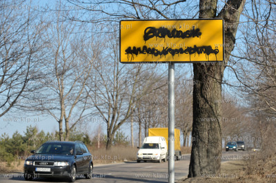 Prymitywni wandale  zamalowali oraz zniszczyli tablice...