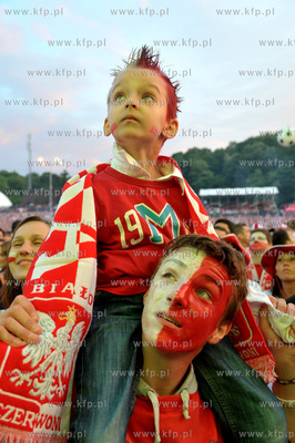 Gdansk. Mistrzostwa europy w pilce noznej. Kibice ogladaja...