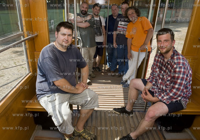 Autorzy albumu " 140 lat gdanskich tramwajow " w zajedni...