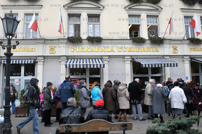 Gdanska Parada Niepodleglosci. Kolejka do piekarni...