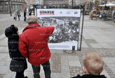 Wystawa Gdansk miasto od nowa na Dlugim Targu. Zdjęcia...