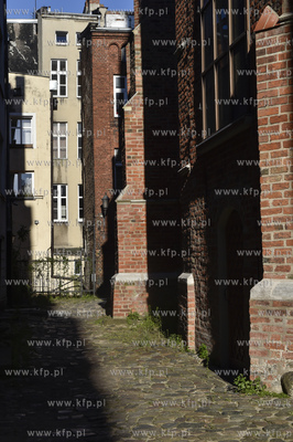 Gdańsk. Zaułek Zachariasza Zappio obok kościoła...