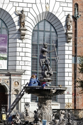 Gdansk. Czyszczenie i konserwacja fontanny Neptuna...