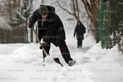Sopot. Atak zimy. Nz. Elzbieta Braglewicz odsnieza...