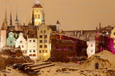 Gdansk. Wyspa Spichrzow, kamienice przy Dlugim Pobrzezu...